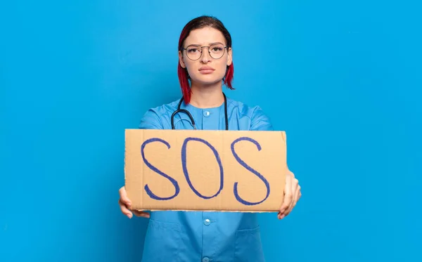 Rote Haare Coole Krankenschwester Frau Medizinisches Krisenkonzept — Stockfoto