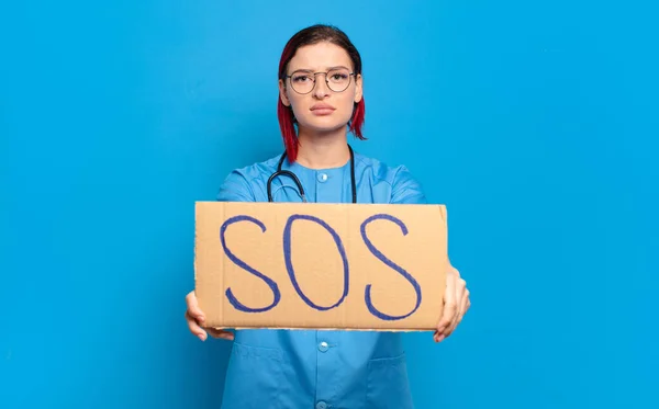 Red Hair Cool Nurse Woman Medical Crisis Concept — Stock Photo, Image