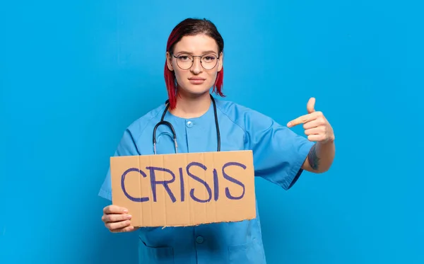 Red Hair Cool Nurse Woman Medical Crisis Concept — Stock Photo, Image