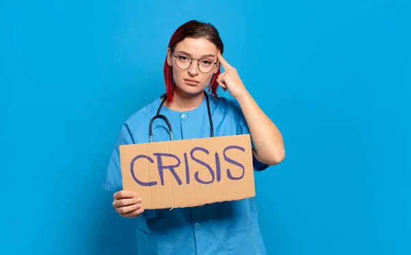 赤い髪のクールな看護婦の女性 医療危機の概念 — ストック写真