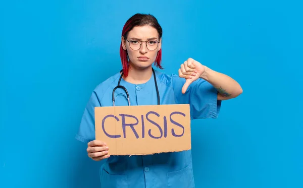 赤い髪のクールな看護婦の女性 医療危機の概念 — ストック写真