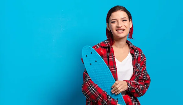 Capelli Rossi Donna Fresca Con Uno Skate Board — Foto Stock