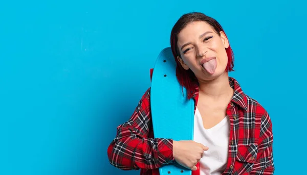 Rote Haare Coole Frau Mit Einem Skateboard — Stockfoto