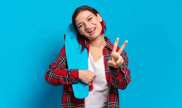 Rote Haare Coole Frau Mit Einem Skateboard — Stockfoto