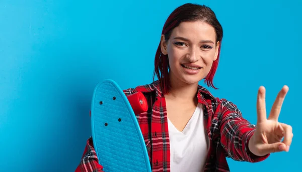 Rote Haare Coole Frau Mit Einem Skateboard — Stockfoto