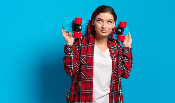 Röd Hår Cool Kvinna Med Skridskobana — Stockfoto