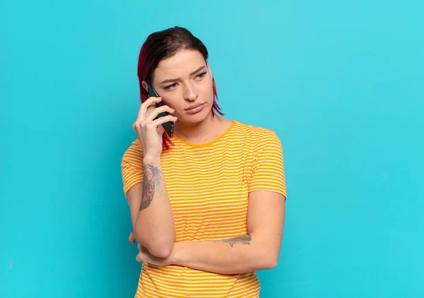 Rood Haar Cool Vrouw Met Behulp Van Een Smartphone — Stockfoto