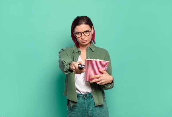 Cheveux Roux Femme Cool Avec Popcorns Une Télécommande — Photo