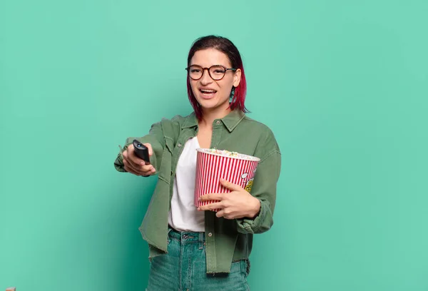 Cheveux Roux Femme Cool Avec Popcorns Une Télécommande — Photo