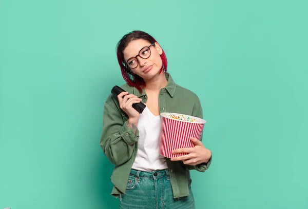 Cheveux Roux Femme Cool Avec Popcorns Une Télécommande — Photo