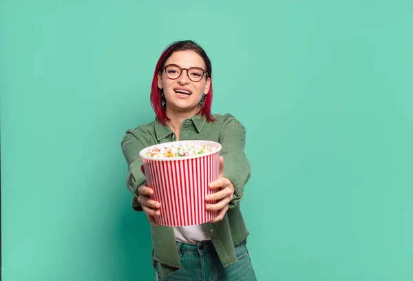 Piros Haj Hűvös Popcornok Egy Távirányító — Stock Fotó