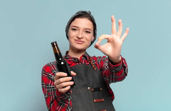 Rude Włosy Cool Kobieta Butelką Piwa — Zdjęcie stockowe