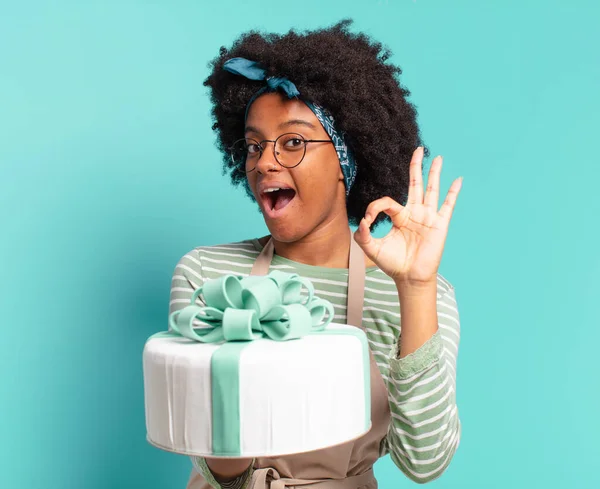 Joven Bastante Afro Panadero Mujer Con Pastel Cumpleaños — Foto de Stock