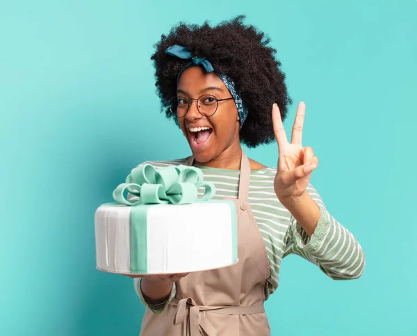 Joven Bastante Afro Panadero Mujer Con Pastel Cumpleaños — Foto de Stock