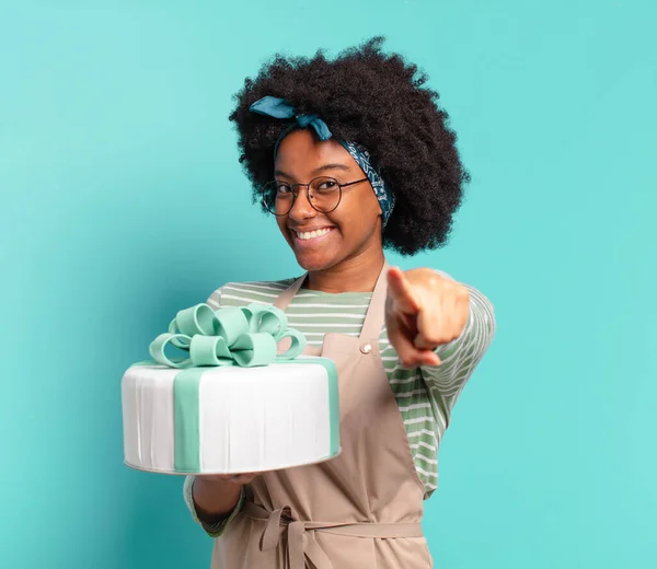 Joven Bastante Afro Panadero Mujer Con Pastel Cumpleaños — Foto de Stock