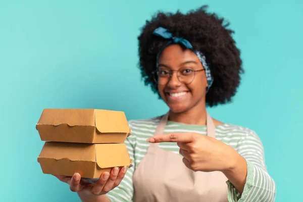 Joven Bastante Afro Entregar Mujer Con Llevar Hamburguesas Cajas — Foto de Stock