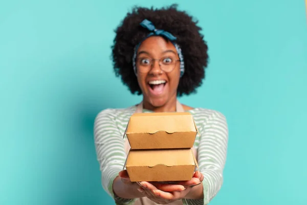 Joven Bastante Afro Entregar Mujer Con Llevar Hamburguesas Cajas — Foto de Stock