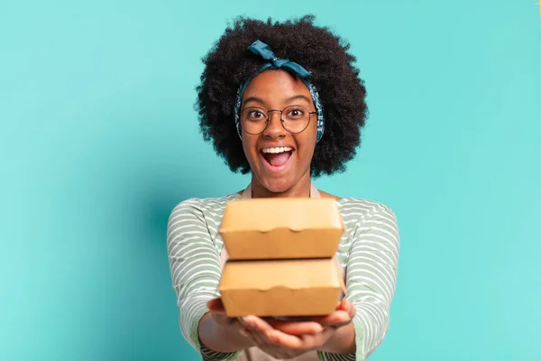 Joven Bastante Afro Entregar Mujer Con Llevar Hamburguesas Cajas — Foto de Stock