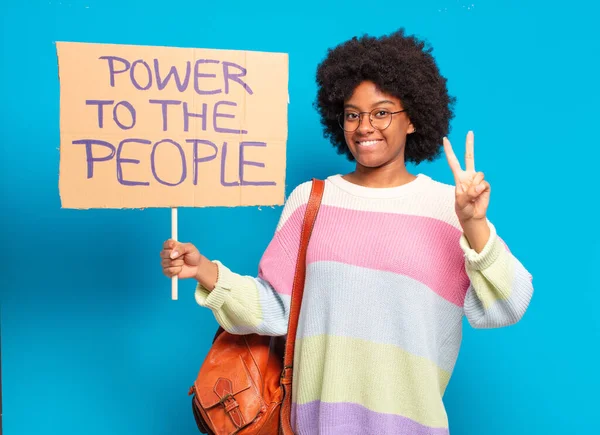 Junge Hübsche Afro Frau Protestiert Mit Einem Power People Banner — Stockfoto