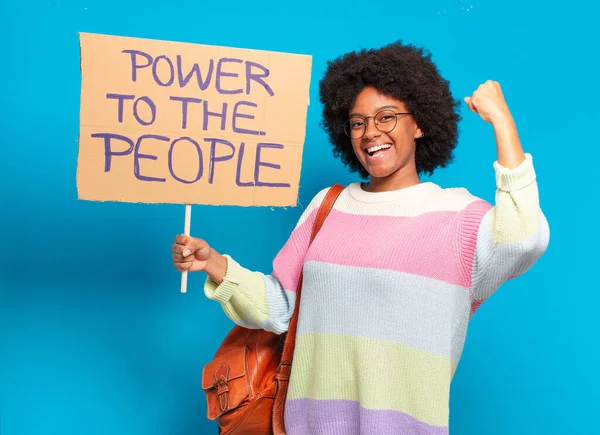 Junge Hübsche Afro Frau Protestiert Mit Einem Power People Banner — Stockfoto