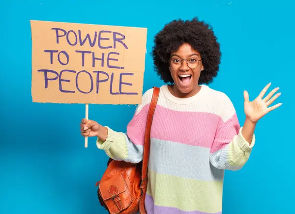 Junge Hübsche Afro Frau Protestiert Mit Einem Power People Banner — Stockfoto