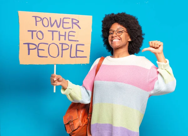 Junge Hübsche Afro Frau Protestiert Mit Einem Power People Banner — Stockfoto