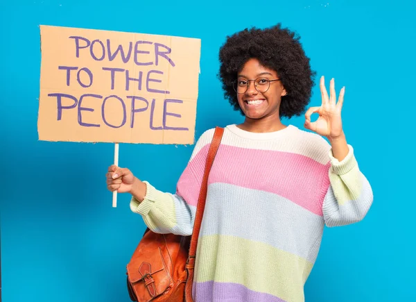 Junge Hübsche Afro Frau Protestiert Mit Einem Power People Banner — Stockfoto