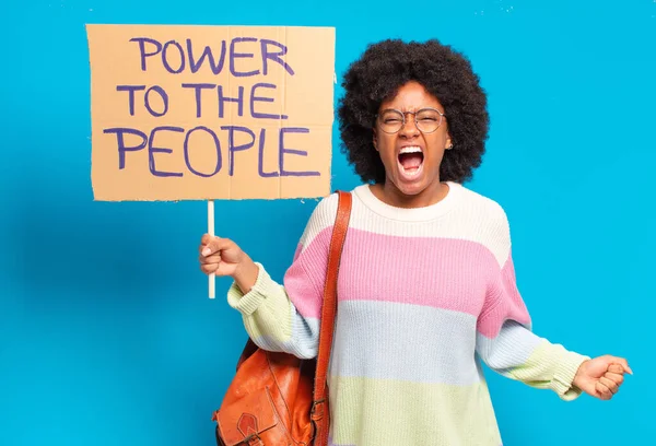 Junge Hübsche Afro Frau Protestiert Mit Einem Power People Banner — Stockfoto