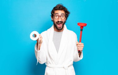 # Genç sakallı adam, bornozlu, pompalı #