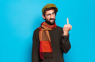 Mavi arka planda genç sakallı adam