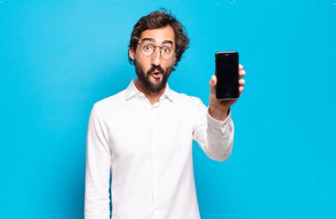 Genç sakallı adam hücre ekranını gösteriyor.