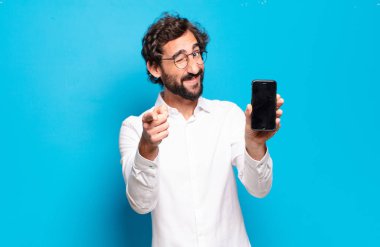 Genç sakallı adam hücre ekranını gösteriyor.