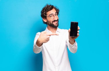 Genç sakallı adam hücre ekranını gösteriyor.