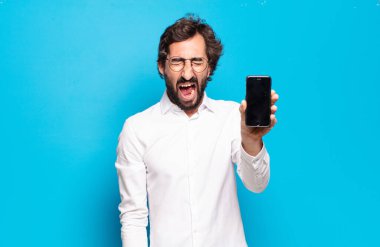 Genç sakallı adam hücre ekranını gösteriyor.