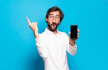 Genç sakallı adam hücre ekranını gösteriyor.