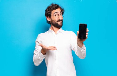 Genç sakallı adam hücre ekranını gösteriyor.