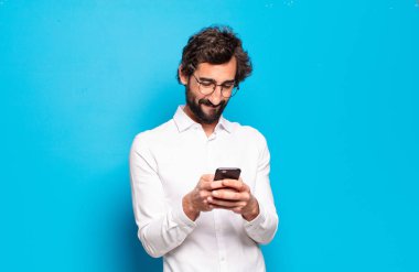 Genç sakallı adam hücre ekranını gösteriyor.