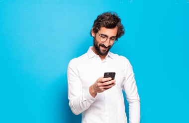 Genç sakallı adam hücre ekranını gösteriyor.