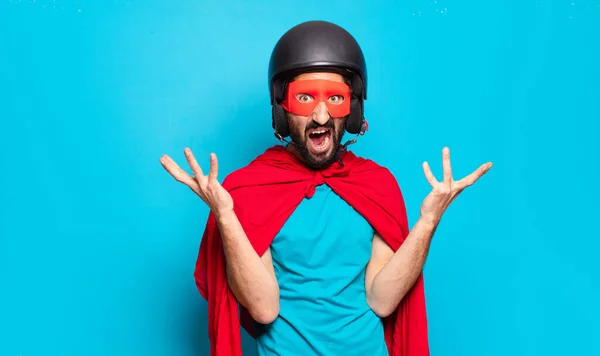 Jovem Barbudo Super Herói Louco Bem Humorado Com Capacete Máscara — Fotografia de Stock