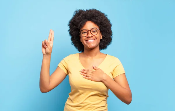 Gelukkig Zelfverzekerd Betrouwbaar Kijkend Glimlachend Overwinnend Met Een Positieve Houding — Stockfoto