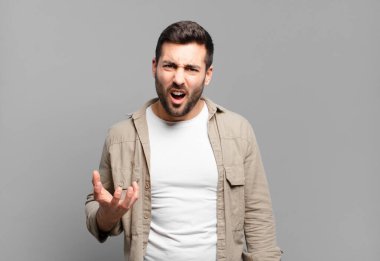 Yakışıklı, yetişkin sarışın bir adam sinirli, sinirli ve hayal kırıklığına uğramış görünüyor. Senin neyin var? 