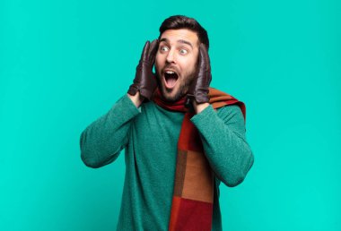 Genç yakışıklı adam mutlu, heyecanlı ve şaşırmış hissediyordu. İki eli de suratında bir tarafa bakıyordu. Soğuk ve kış birleşiyor.