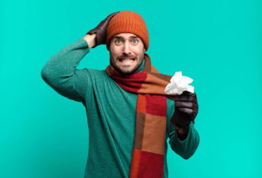 Yetişkin, yakışıklı bir adam stresli, endişeli, endişeli ya da korkmuş, elleri başının üstünde, hatayla panikliyor. hastalık ve soğuk konsept