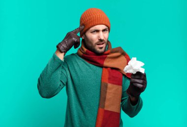 Yetişkin, yakışıklı bir adam kafası karışık ve şaşkın hissediyor. Deli, deli ya da aklını kaçırmış olduğunu gösteriyor. hastalık ve soğuk konsept