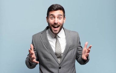 Genç, yakışıklı iş adamı kendini mutlu, şaşkın, şanslı ve şaşırmış hissediyor. İnanılmaz!