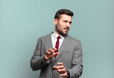 Genç, yakışıklı iş adamı tiksinti ve mide bulantısı hissediyor. İğrenç, kokuşmuş ya da kokuşmuş bir şeyden kaçıyor.