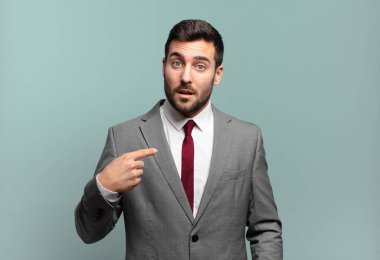 Genç, yakışıklı iş adamı kafası karışmış, kafası karışmış ve güvensiz hissediyor. Kendini merak edip bana soruyor.?