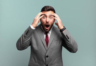 Genç, yakışıklı iş adamı dehşete kapılmış ve şok olmuş hissediyor. Bir hata yüzünden el ele tutuşup panikliyor.