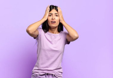 Genç ve güzel İspanyol kadın dehşete kapılmış ve şok olmuş hissediyor. Bir hata yüzünden el ele tutuşup panikliyor.