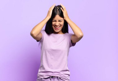 Genç ve güzel İspanyol bir kadın stresli ve hayal kırıklığına uğramış hissediyor. Yumruk yumruğa, yorgun, mutsuz ve migren ağrısı çekiyor.